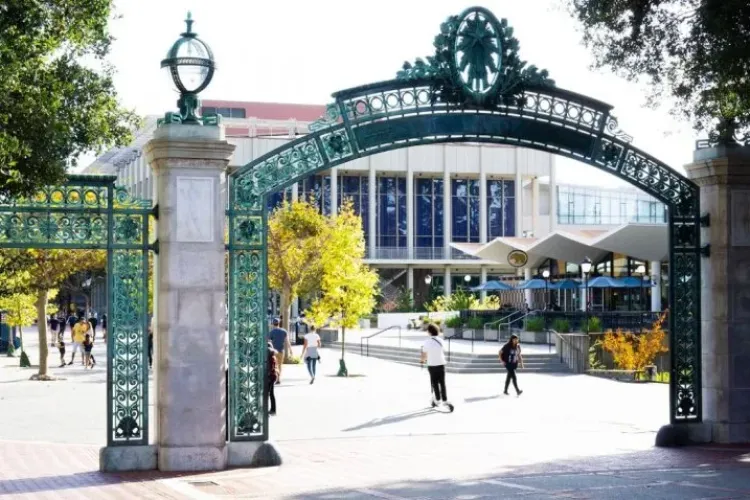 Un român a donat 25 de milioane de dolari universităţii americane la care predă. Acesta a primit titlul de doctor honoris causa al UBB Cluj, acum 2 ani