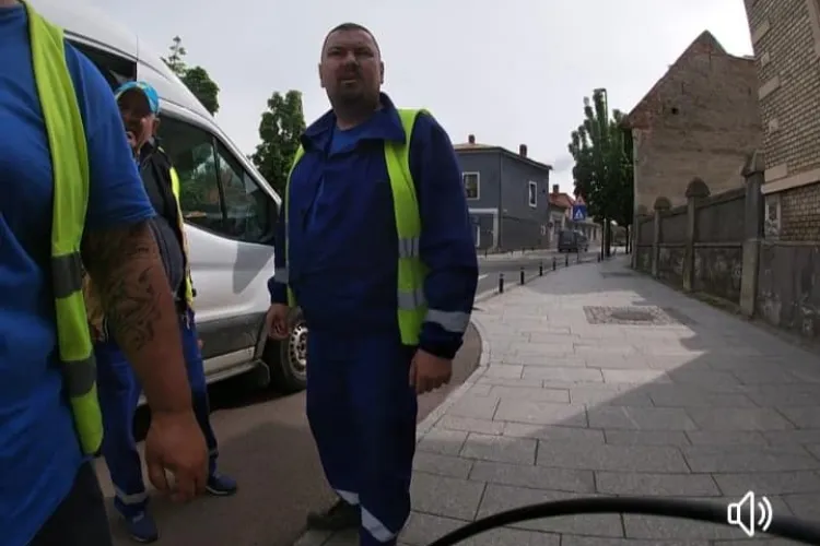 Biciclist clujean, la un pas să fie bătut de muncitorii de la RADP Cluj. A ÎNDRĂZNIT să le atragă atenția că stau pe pistă - VIDEO 