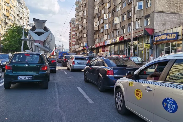 Trafic de 5 stele la Cluj: 500 metri în 35 minute, pe str. Fabricii / De vină sunt ”oile” care blochează intersecția