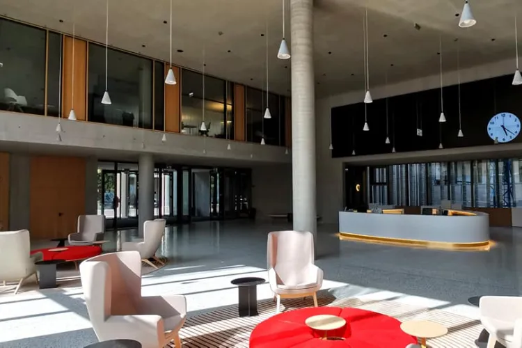 Cum arată interiorul noului sediu al Băncii Transilvania - Galerie FOTO