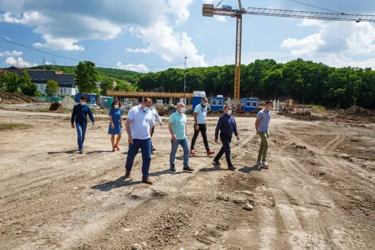 Emil Boc îl amenință cu ”Lista rușinii” pe constructorul Bazei ”La Terenuri”, care întârzie cu lucrările - FOTO