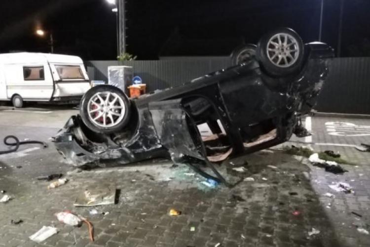 Un şofer din Mureş a distrus o maşină şi o spălătorie auto într-un accident în Luduş, la peste 100 km/h