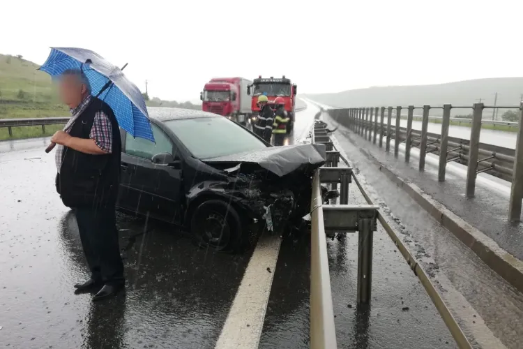Accident pe Autostrada Transilvania. S-au tamponat pe ploaie - FOTO