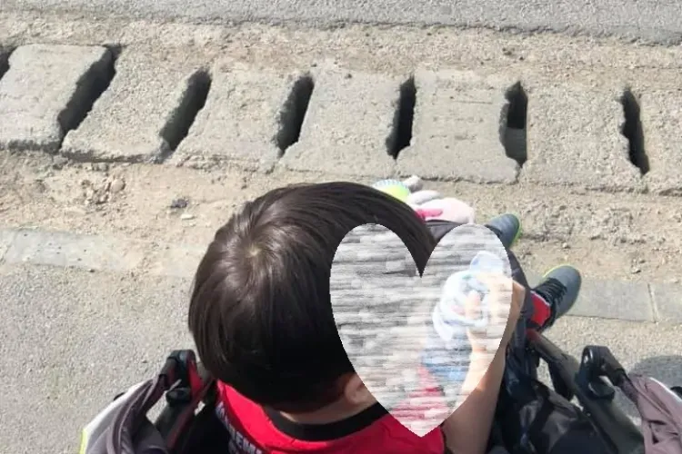 Cluj: Trotuarele prost făcute, un pericol pentru copii. „Cel mare și-a prins piciorul într-o gaură, căruciorul a rămas pe trecerea de pietoni”