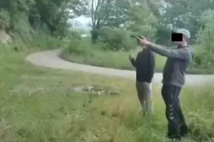 Vestul sălbatic în Ardeal! Un minor a folosit un pistol și a postat imaginile pe Instagram - FOTO