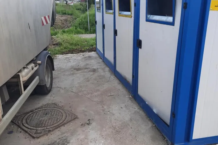 Containere distruse în Dezmir de cei care au aruncat moloz: #VREAU O TARA CA AFARA!!! - FOTO   