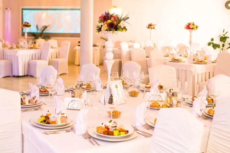 Nunți, botezi, mese festive, permise la restaurant până la ora 02:00. Guvernul a aprobat propunerea CNSU