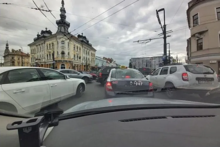 În Cluj-Napoca se circulă deja ca în India! Toți intră în intersecție deodată - FOTO