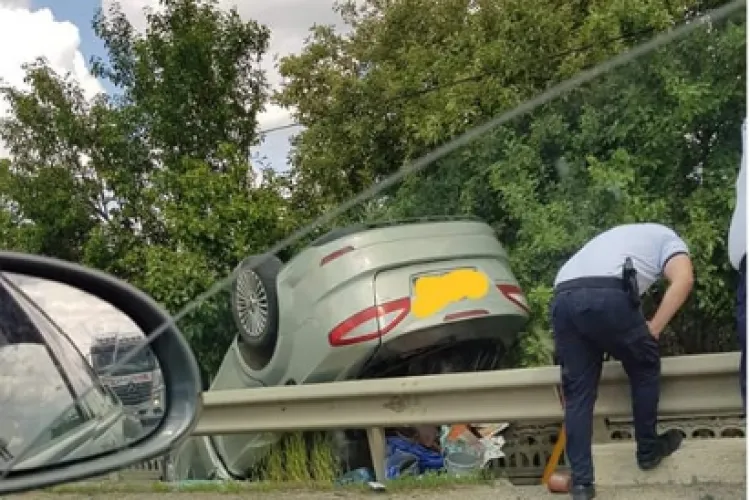 Accident rutier în Iclod! O mașină s-a RĂSTURNAT - FOTO