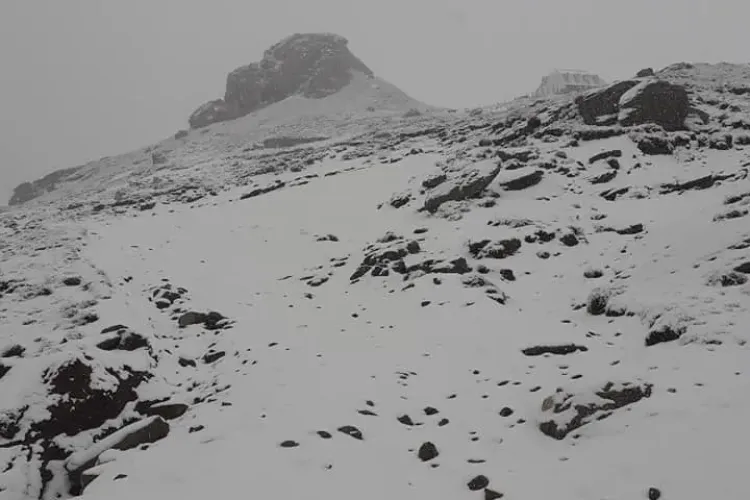 Ninge la munte, la jumătatea lunii iunie. Mașinile de deszăpezire s-au mobilizat - VIDEO