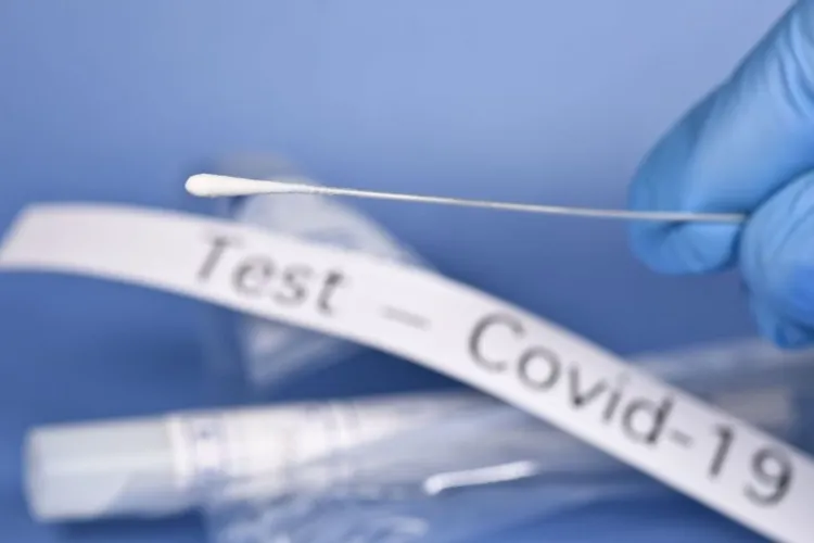 Prinși pe Aeroportul Cluj cu certificate PCR false. Schimbă numele și le printează