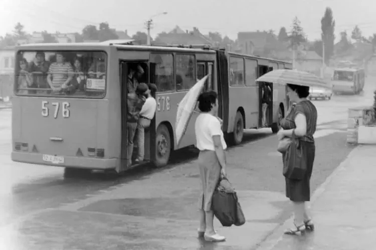 Autobuzul 10, la urcare pe Calea Turzii. Așa se circula înainte de 1989 - FOTO