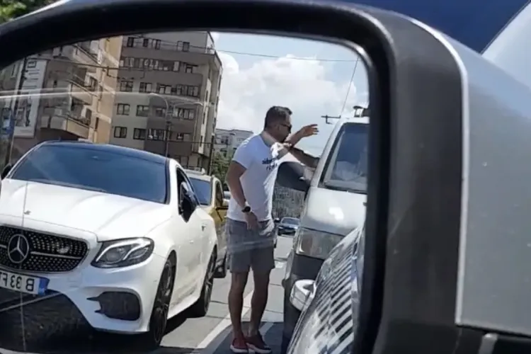 Box in trafic la Cluj. S-a dat jos din mașina la un curier - VIDEO