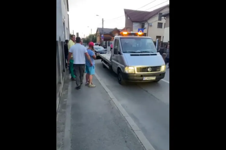 Un BMW a derapat și a intrat într-o casă, în Someșeni, zona Bărc - VIDEO