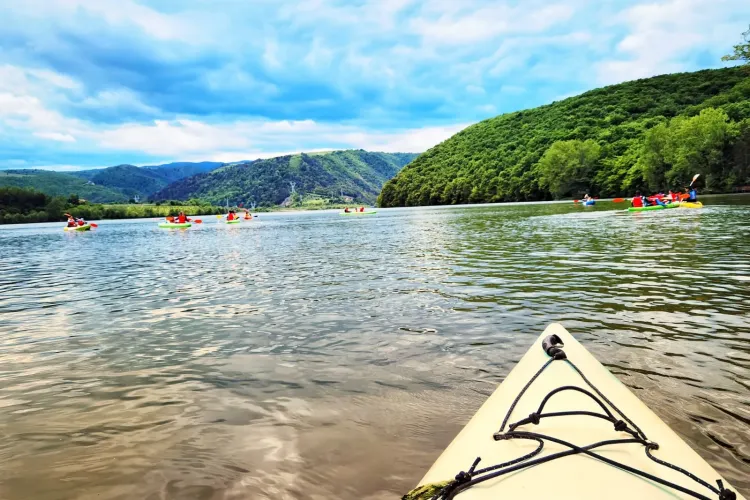 Lacul Gilău a fost împânzit de 120 de zâmbete în caiace colorate de Ziua Copilului - FOTO