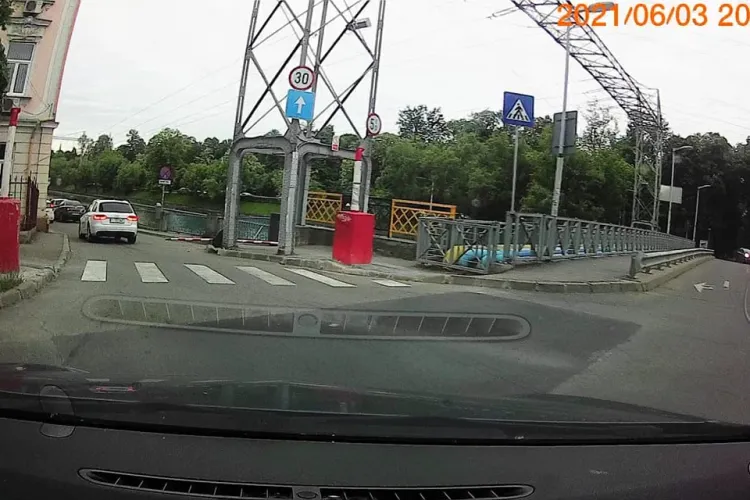 Bariera de pe strada Mamaia ar trebui să fie listată la casele de pariuri. Tot la câteva zile este doborâtă! - FOTO   