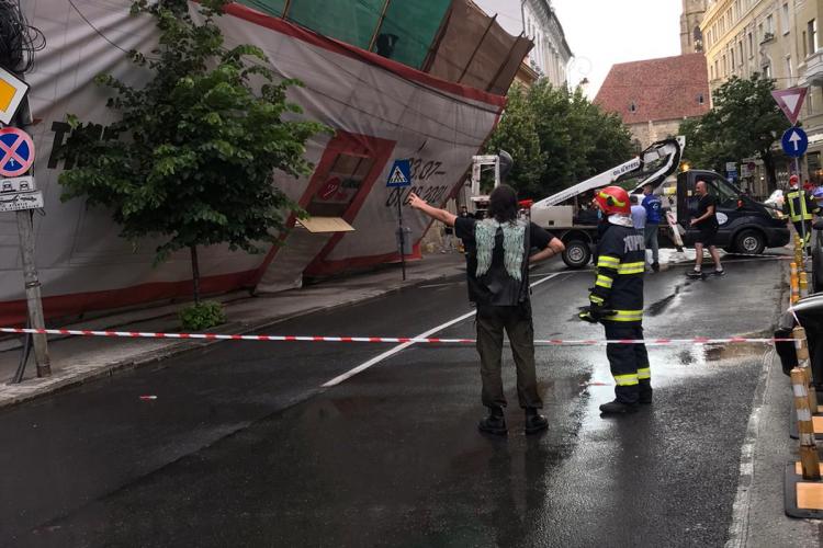 Schela de la casa TIFF luată de vânt. Munca de calitate a proprietarilor - FOTO