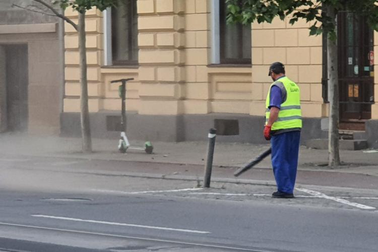 Parcă ne-am prostit de cap! Așa se curăță praful de pe strada Horea, din Cluj-Napoca. E suflat în capul trecătorilor - VIDEO și FOTO