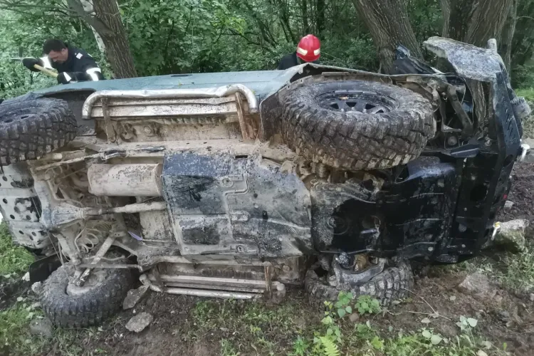 Salvare dificila la Muntele Rece! Mașină de teren prăbușită intr-o râpă, încolăcită în cabluri de curent - FOTO