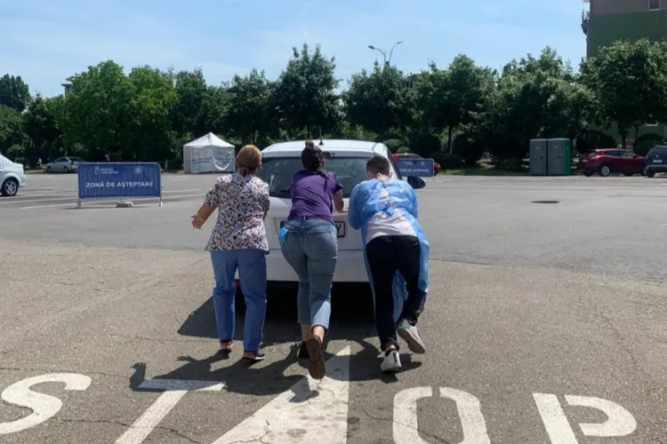 Cluj: Mergeți la Drive Thru şi vă vaccinați. Medicii și voluntarii vă împing și mașina, dacă trebuie. Poveste reală - FOTO