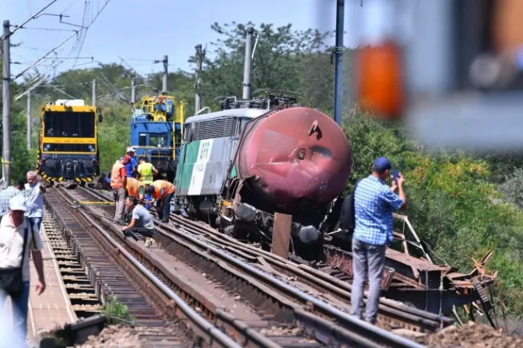 Cluj: Un tren plin cu călători, deraiat în zona Câmpia Turzii, după ce o piesă a unui vagon s-a rupt 