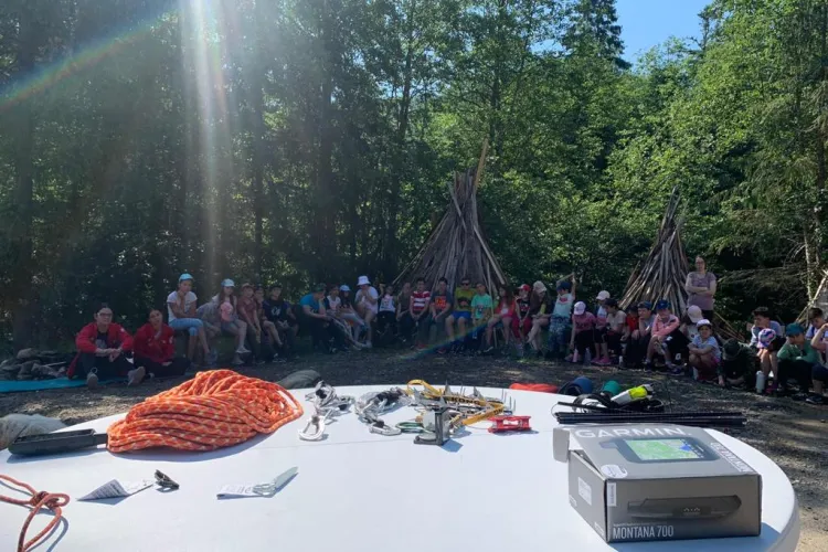 Jandarmii montani clujeni au discutat cu copiii, la tabăra Crucii Roșii de la Valea Ierii - FOTO   