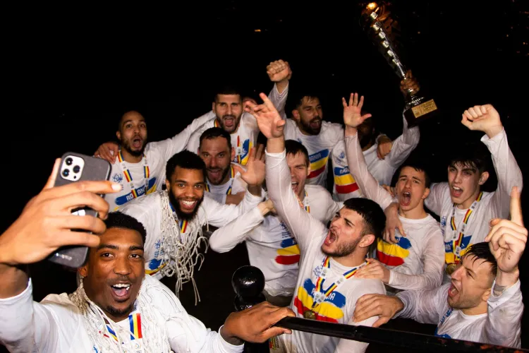 Tradiționala baie în Someș a celor de la U BT, după câștigarea titlului - VIDEO