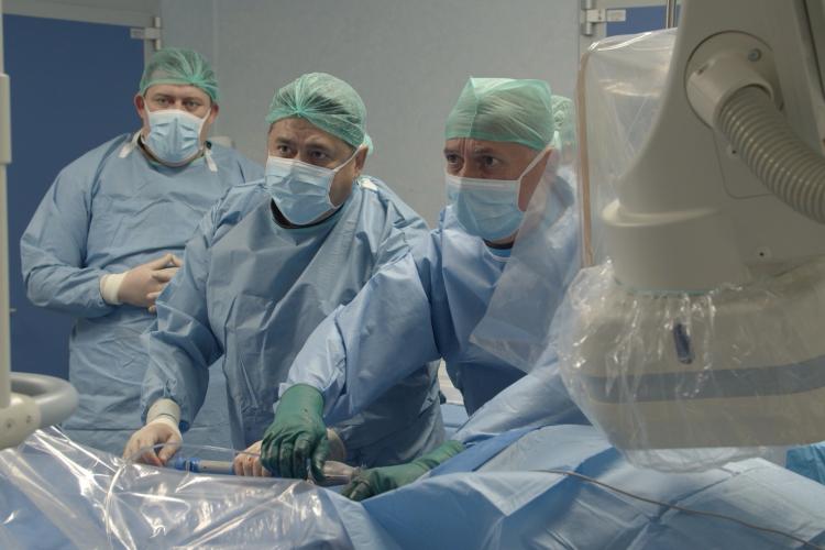 Departament medical dedicat tratamentului fără bisturiu al arterelor inimii blocate complet, la Cluj și la București   