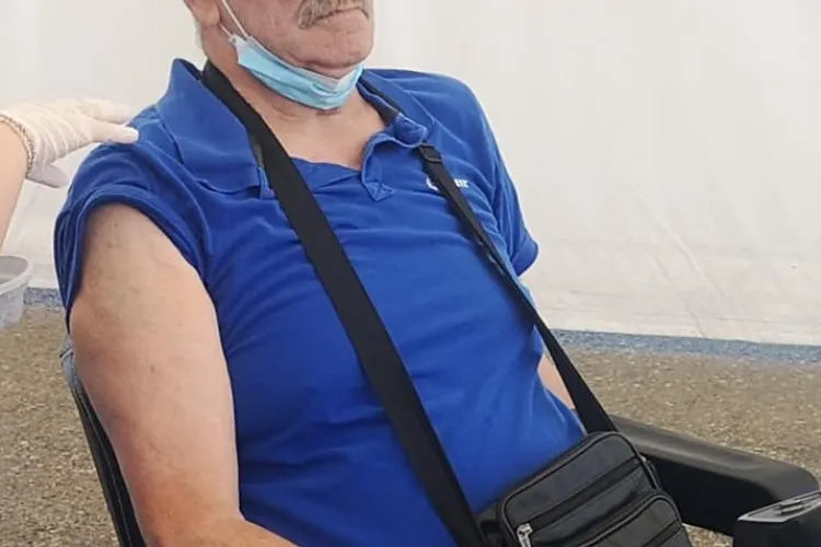 Cluj: Poveste care te face să îți ÎNGHIȚI CUVINTELE! Cu picioarele amputate, în scaun electric, dar s-a dus să se vaccineze - FOTO