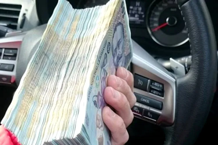 Un șofer a aruncat dintr-o mașină în alta 300.000 de euro, sub ochii polițiștilor    