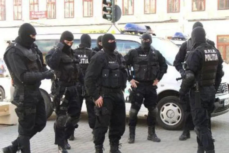 Rețea de contrabandă protejată de poliție, destructurată în România. Percheziții în Cluj și alte câteva județe