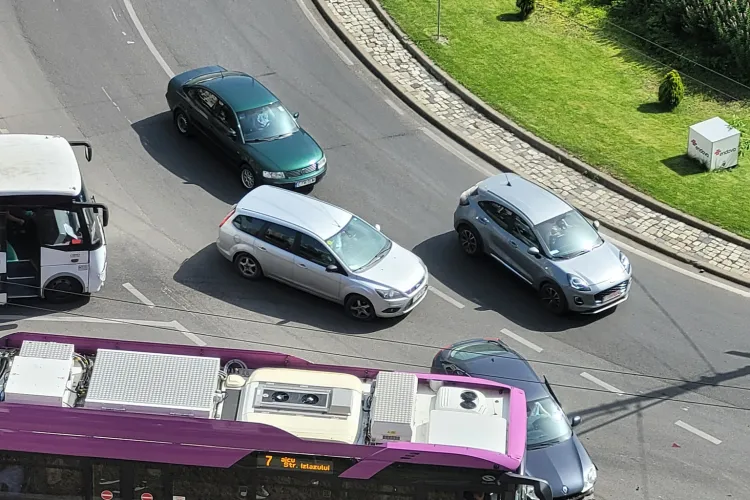 Accident în sensul giratoriu din Mărăști - FOTO