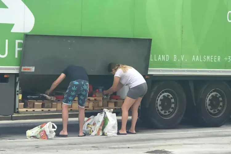  Viață de român, la muncă afară! Ne descurcăm oriunde și oricum. Dar până când? - FOTO