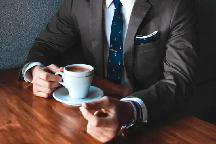 Unui clujean i-au fost furați 10.000 de euro. Hoțul a fost prins la o cafea din București cu doar 7.000 de euro rămași din suma totală