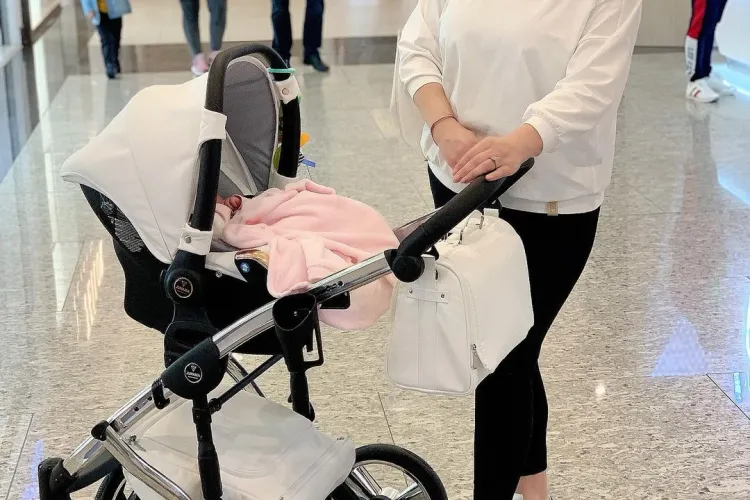 Angela Rusu, mămică la 47 de ani. Face botez la Cluj cu șase perechi de nași - FOTO   