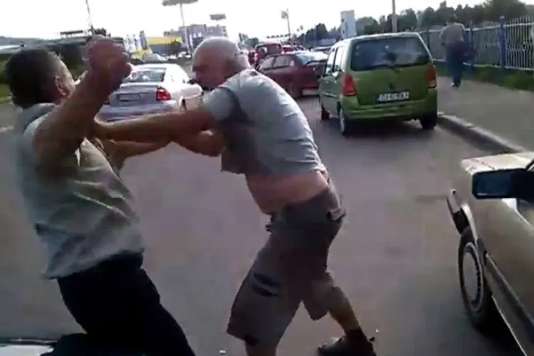 S-au bătut într-o parcare din Dej! Au fost reținuți