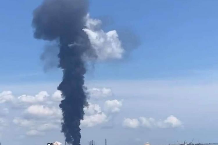 Explozie la Rafinăria Petromidia din Năvodari: Impactul asupra mediului poate fi major   