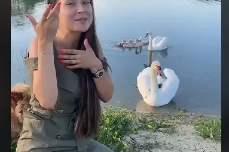 Imagini amuzante cu Vlăduța Lupău, la pescuit. Vedeta le-a cântat lebedelor - VIDEO