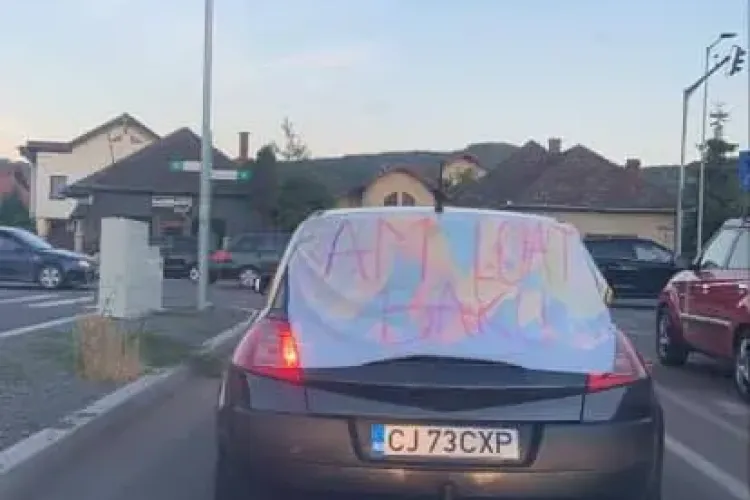 De fericire că a luat Bac -ul, un tânăr clujean și-a legat un banner de mașină. Ce scrie pe el e altă problemă - FOTO