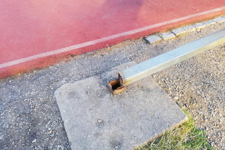 Panou de baschet prăbușit în Parcul Cetățuia! Oamenii spun că s-a făcut treabă de mântuială - FOTO