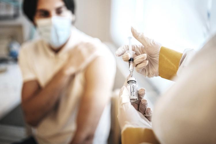 Zile libere pentru românii care se vaccinează împotriva COVID-19: Proiectul de lege a fost aprobat de Parlament