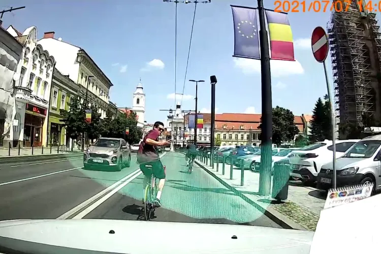 Contre între bicicliști și taximetriști pe banda dedicată autobuzelor: Nu știu că și noi avem dreptul - VIDEO