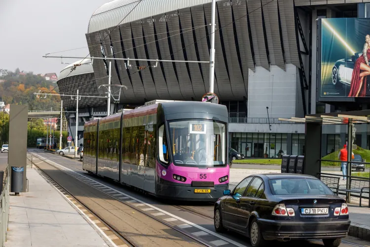 Pe Splaiul Independenței va fi bandă dedicată pentru tramvai: Stau 150 de oameni în tramvai, după un șofer singur în mașină   