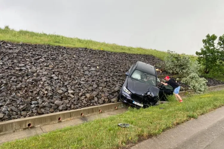 Accident pe Autostrada Transilvania! BMW ieșit în decor. Doar un șofer a oprit să vadă dacă e nevoie de AJUTOR - FOTO