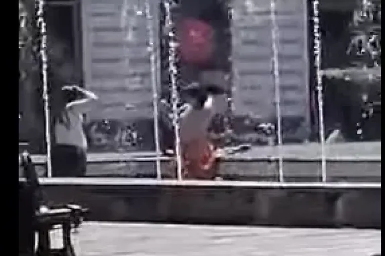 Două tinere au făcut baie în fântâna arteziană din spatele Statuii lui Mihai Viteazu - VIDEO   