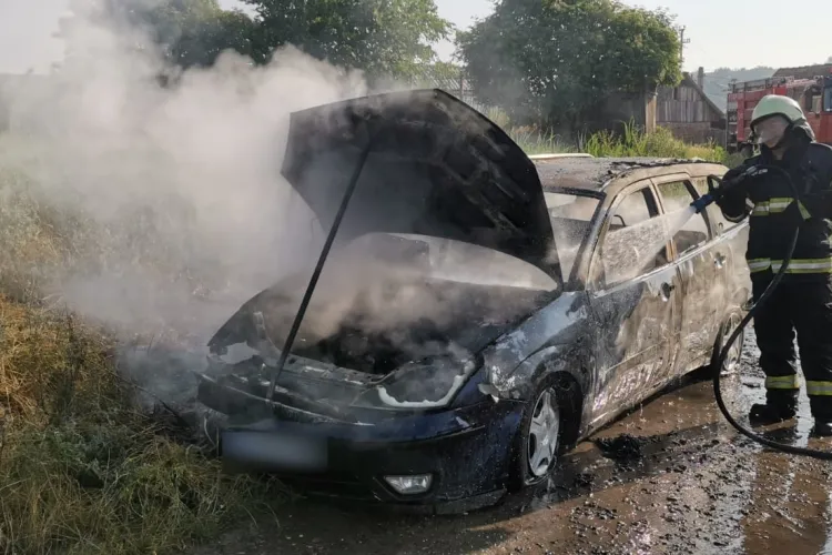 O mașină a luat FOC în Câmpia Turzii miercuri dimineață - FOTO