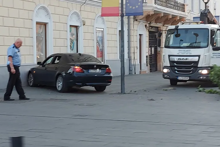 Un BMW a rupt copacii din Piața Unirii vineri dimineața. Comentariile sunt SAVUROASE - FOTO