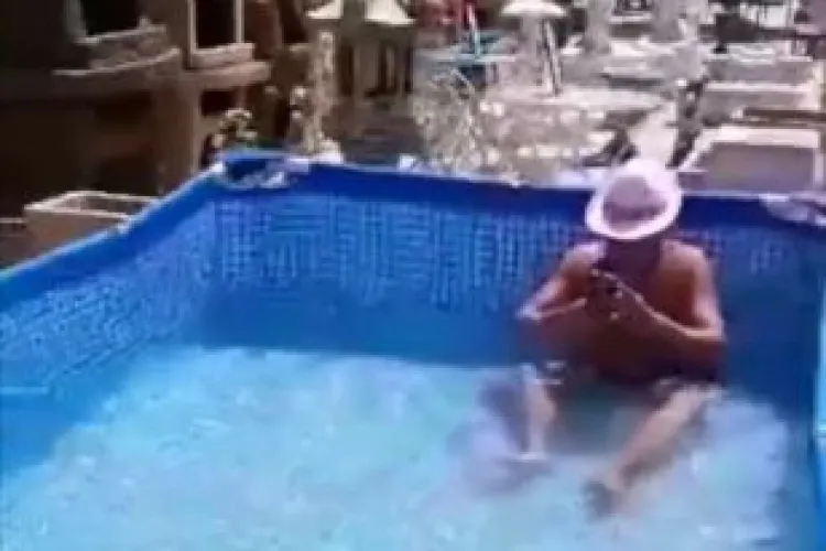 Un client a făcut baie în piscina expusă la Dedeman - FOTO