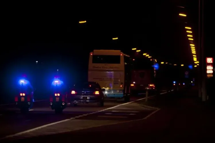 Autocar plin cu 40 de persoane, lovit de o şoferiţă de 25 de ani care nu i-a dat prioritate, la Sibiu