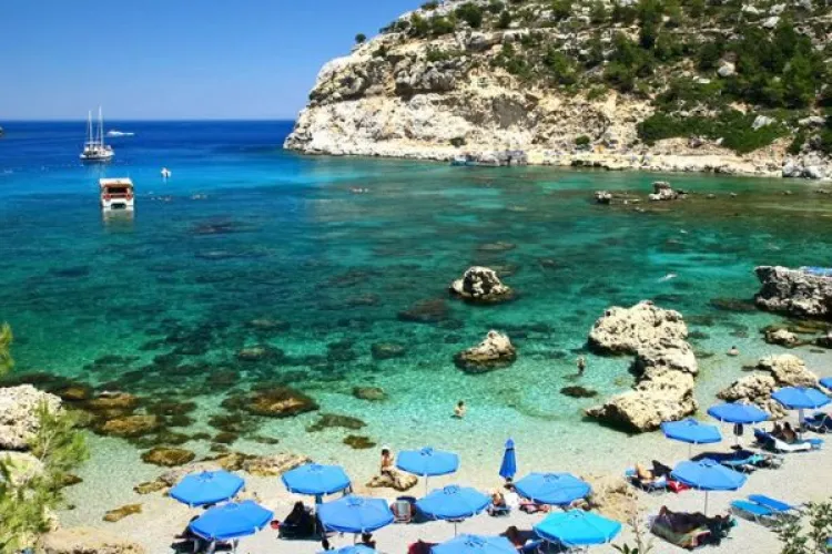  Turismul din Grecia, afectat de varianta Delta. Politica privind călătoriile ar putea fi revizuită 